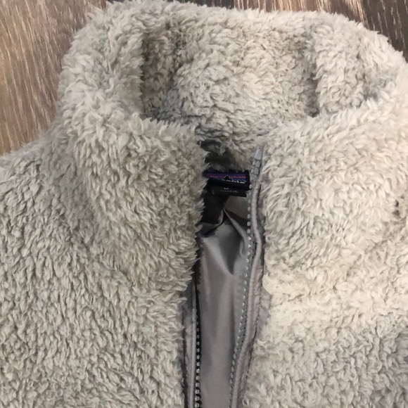 Women’s light grey Patagonia Fleece Vest. Size M.  No tags but Never been worn. - Picture 3 of 12